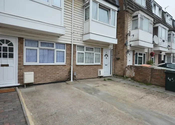 Four Bedroom Townhouse 12 Minutes Walk To Excel Exhibition Centre