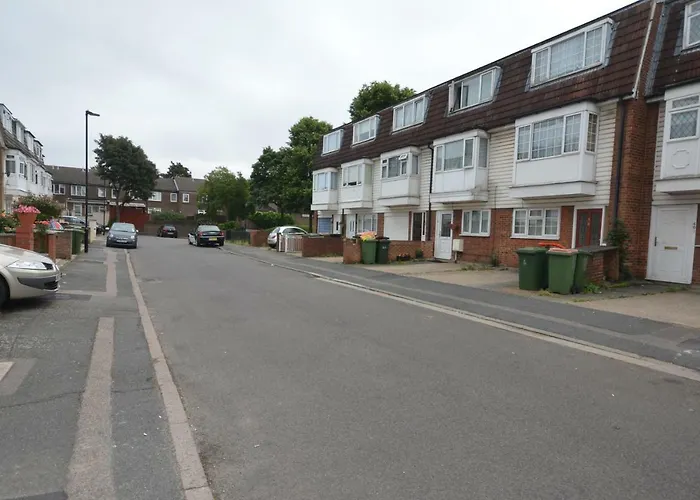 Four Bedroom Townhouse 12 Minutes Walk To Excel Exhibition Centre